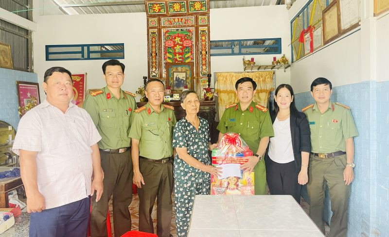 Lãnh đạo Công an tỉnh Cà Mau thăm hỏi, tặng quà người có công, gia đình chính sách -1