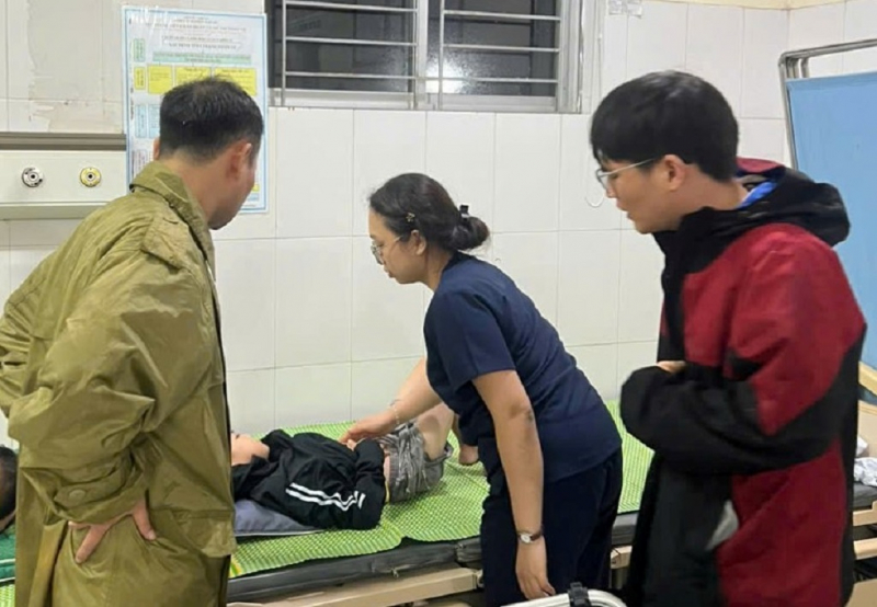 Công an xã vượt lũ hỗ trợ sản phụ chuyển dạ tới bệnh viện -0