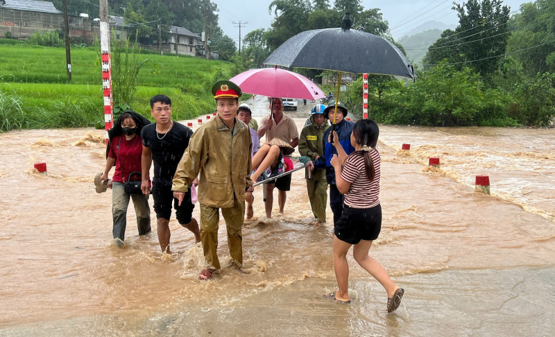 Công an xã vượt lũ hỗ trợ sản phụ chuyển dạ tới bệnh viện -0