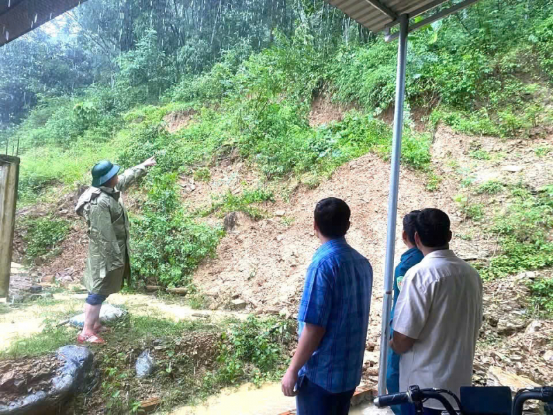 Công an xã ở Thanh Hoá chủ động di dời người dân khỏi vùng nguy cơ sạt lở đất -0