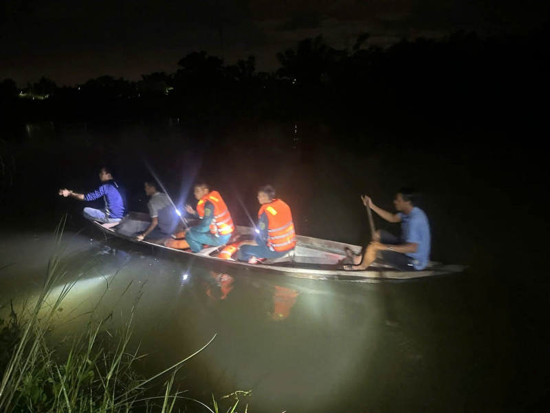 Da Nang: Bemühungen zur Suche nach einem im Yen-Fluss vermissten 3-jährigen Mädchen -0