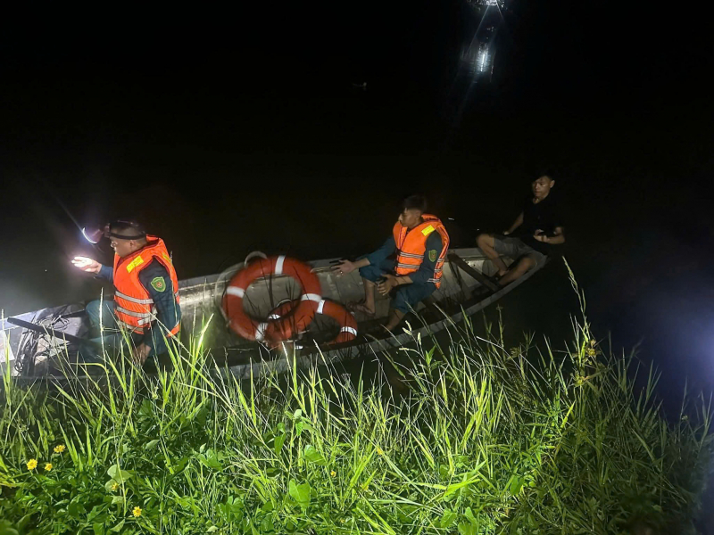 Da Nang: Bemühungen zur Suche nach einem im Yen-Fluss vermissten 3-jährigen Mädchen -1