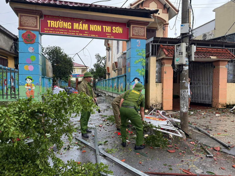Giám đốc Công an tỉnh Ninh Bình trực tiếp chỉ đạo công tác khắc phục hậu quả mưa bão gây ra -0