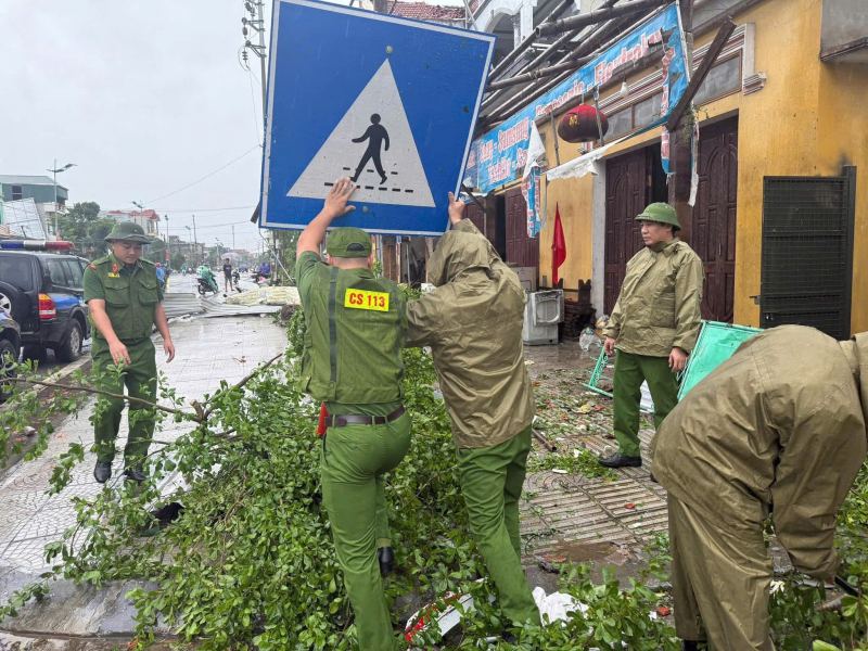 Giám đốc Công an tỉnh Ninh Bình trực tiếp chỉ đạo công tác khắc phục hậu quả mưa bão gây ra -1
