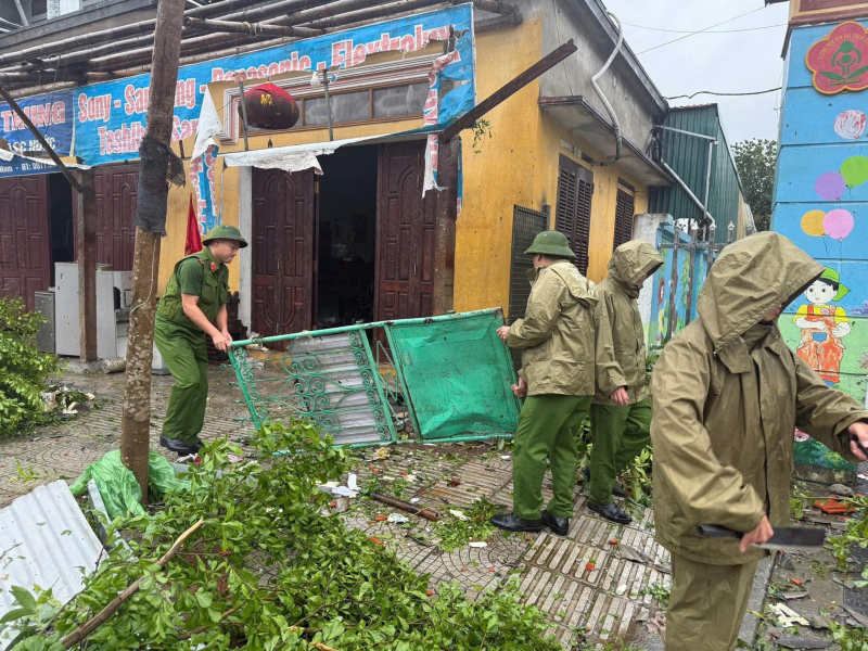 Giám đốc Công an tỉnh Ninh Bình trực tiếp chỉ đạo công tác khắc phục hậu quả mưa bão gây ra -2