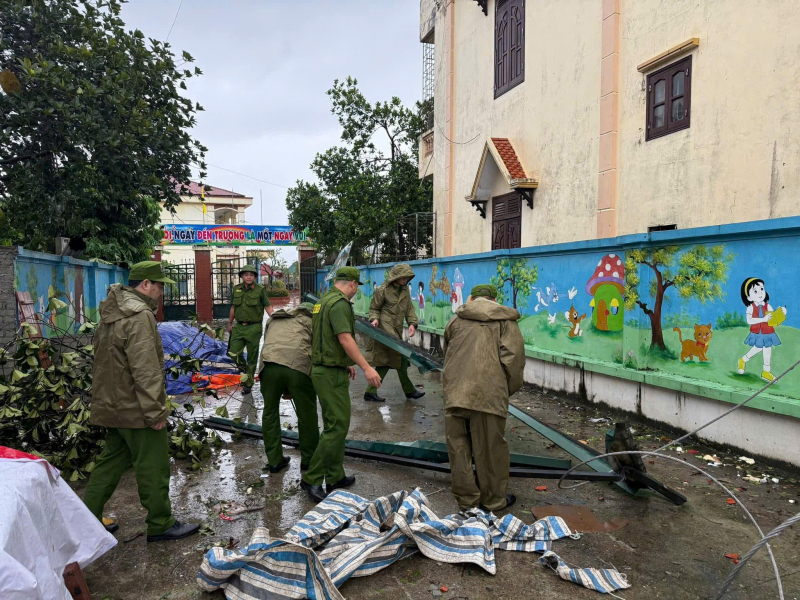 Giám đốc Công an tỉnh Ninh Bình trực tiếp chỉ đạo công tác khắc phục hậu quả mưa bão gây ra -3