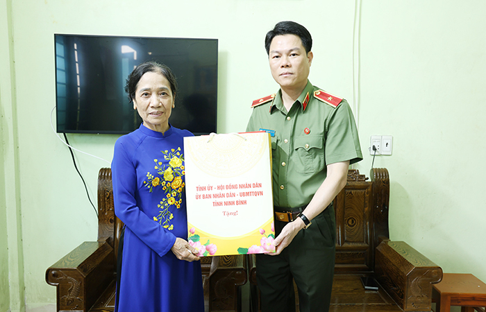 Thiếu tướng Nguyễn Hữu Mạnh. Giám đốc Công an tỉnh thăm, tặng quà gia đình chính sách, người có công với cách mạng -0