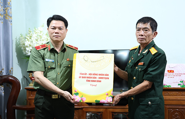 Thiếu tướng Nguyễn Hữu Mạnh. Giám đốc Công an tỉnh thăm, tặng quà gia đình chính sách, người có công với cách mạng -0