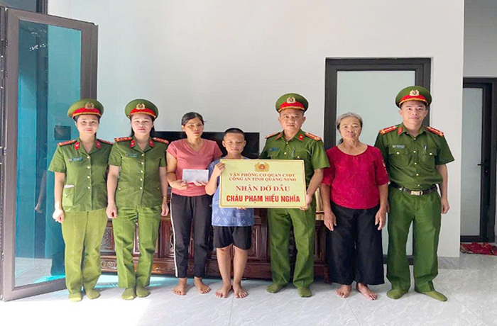 Cảm động tấm lòng của những “người cha, người mẹ đỡ đầu” Công an vùng đất mỏ -0