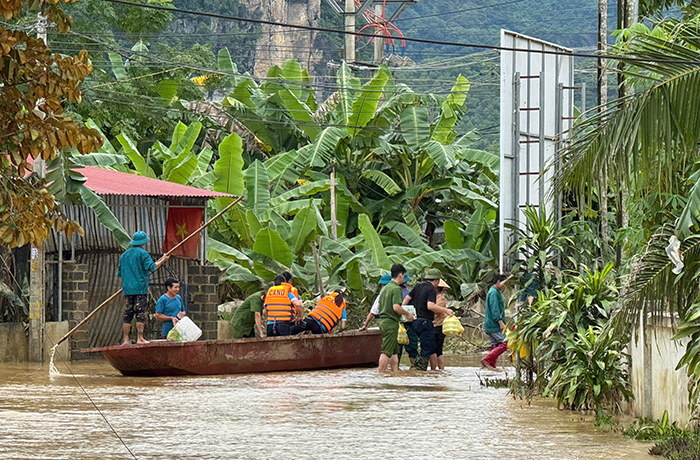 Công an xã Cẩm Tú giúp dân khắc phục hậu quả sau bão số 5 -0