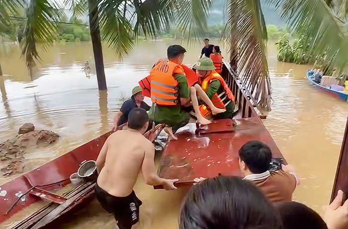 Công an xã Cẩm Tú giúp dân khắc phục hậu quả sau bão số 5 -0