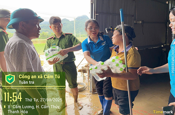 Công an xã Cẩm Tú giúp dân khắc phục hậu quả sau bão số 5 -0