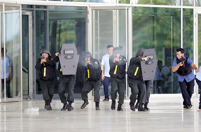 Những lá chắn thầm lặng bảo vệ ngày Đại lễ -0