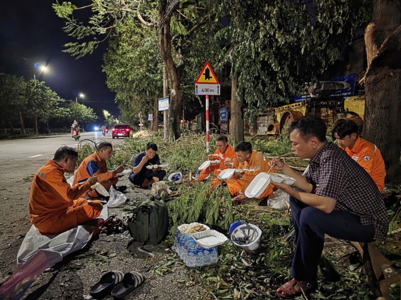 Xôn xao suất cơm “nhà nghèo” giá cao công nhân điện lực ăn vội khi đang khắc phục hậu quả bão số 5? -0