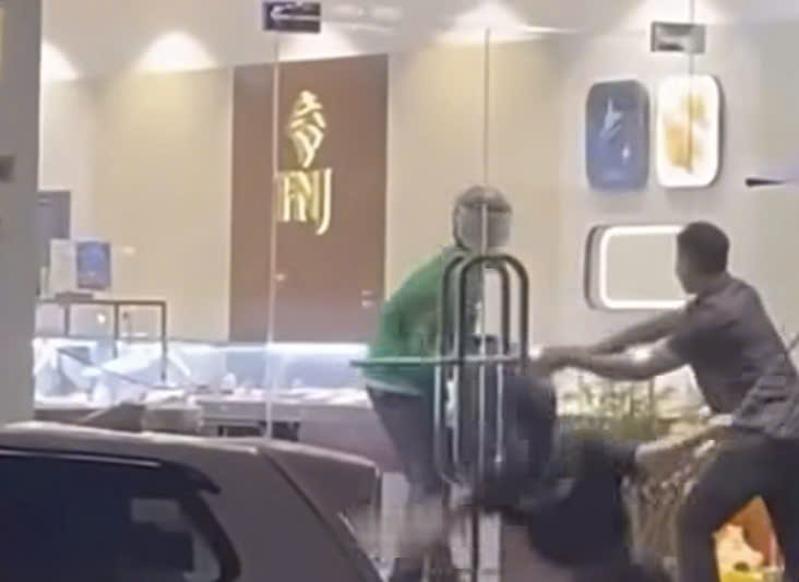 Quyết liệt truy tìm đối tượng cướp tại Trung tâm kim hoàn PNJ -0