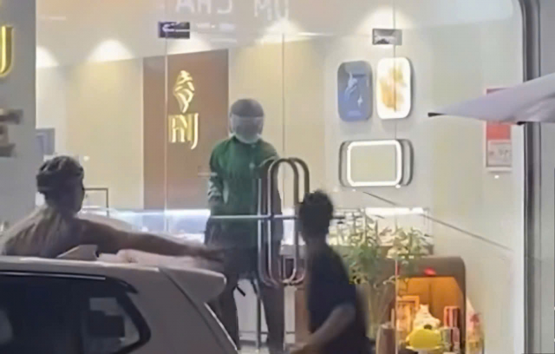 Quyết liệt truy tìm đối tượng cướp tại Trung tâm kim hoàn PNJ -1