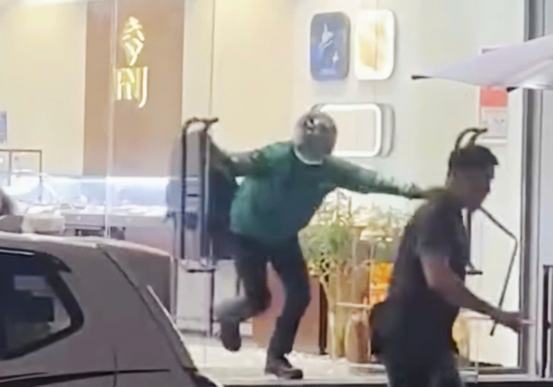 Quyết liệt truy tìm đối tượng cướp tại Trung tâm kim hoàn PNJ -2