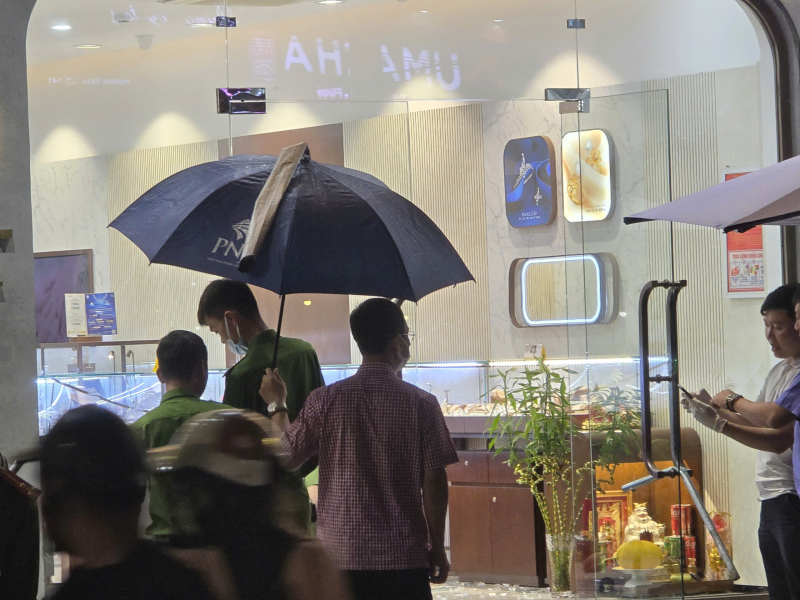 Quyết liệt truy tìm đối tượng cướp tại Trung tâm kim hoàn PNJ -0