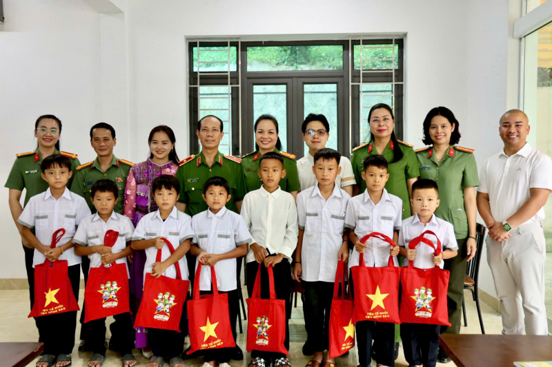 Học viện CSND và các nhà tài trợ tặng quà, hỗ trợ người dân, học sinh vùng lũ tỉnh Điện Biên gần 2 tỷ đồng -0