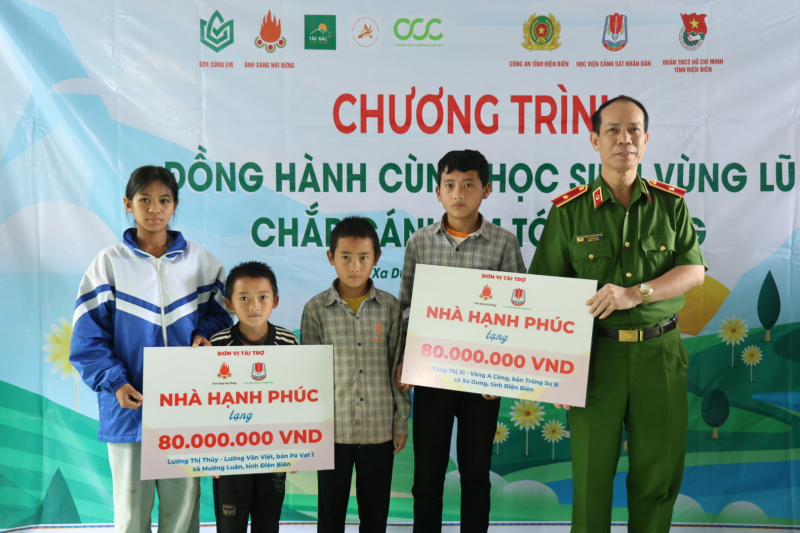 Học viện CSND và các nhà tài trợ tặng quà, hỗ trợ người dân, học sinh vùng lũ tỉnh Điện Biên gần 2 tỷ đồng -0