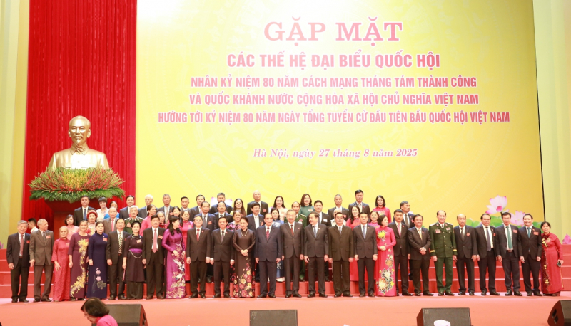 Tổng Bí thư Tô Lâm gặp mặt các thế hệ Đại biểu Quốc hội tại Hà Nội -0