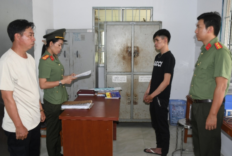 Khởi tố, bắt tạm giam đối tượng mang súng tìm nhân viên quán nhậu để giải quyết -0