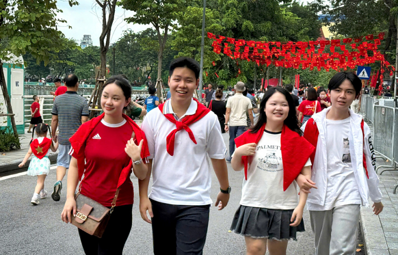 Người dân khắp nơi đổ về Thủ đô mong chờ được chứng kiến những khoảnh khắc đầy tự hào -0