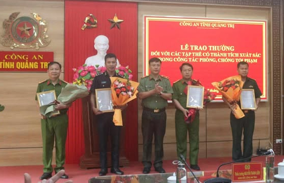 Bộ Công an khen thưởng thành tích đặc biệt xuất sắc của các đơn vị tham gia phá án ở Quảng Trị.  -0