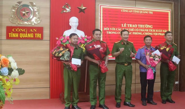 Bộ Công an khen thưởng thành tích đặc biệt xuất sắc của các đơn vị tham gia phá án ở Quảng Trị.  -0