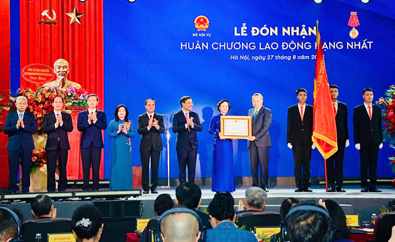 Tổng Bí thư Tô Lâm trao tặng Huân chương Lao động hạng Nhất cho Bộ Nội vụ -0