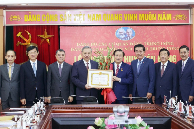 Tổng Bí thư Tô Lâm trao Huy hiệu 45 năm tuổi Đảng tặng đồng chí Phan Đình Trạc -0