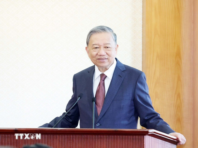 Tổng Bí thư Tô Lâm trao Huy hiệu 45 năm tuổi Đảng tặng đồng chí Phan Đình Trạc -0