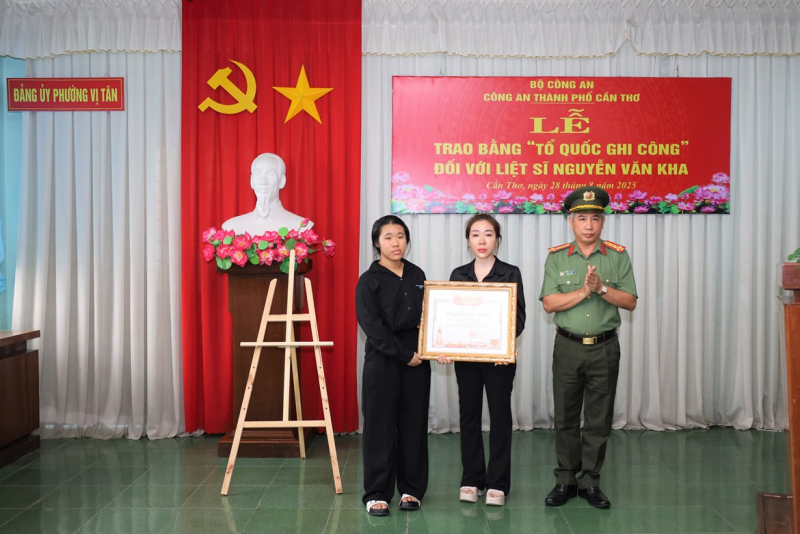 Trao Bằng Tổ quốc ghi công đối với Liệt sĩ Nguyễn Văn Kha -0