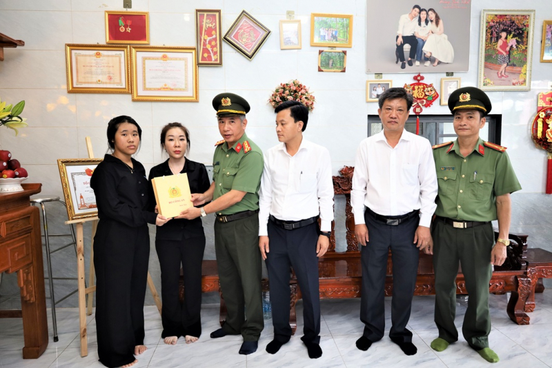 Trao Bằng Tổ quốc ghi công đối với Liệt sĩ Nguyễn Văn Kha -0