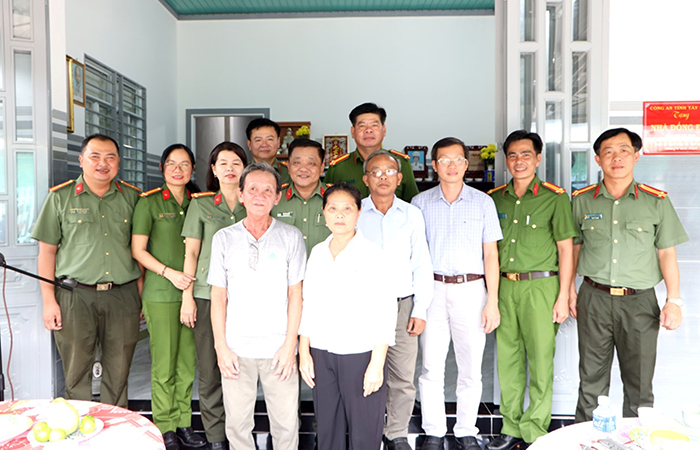 Công an tỉnh Tây Ninh tặng quà người dân, học sinh nghèo và trao nhà nghĩa tình đồng đội -0