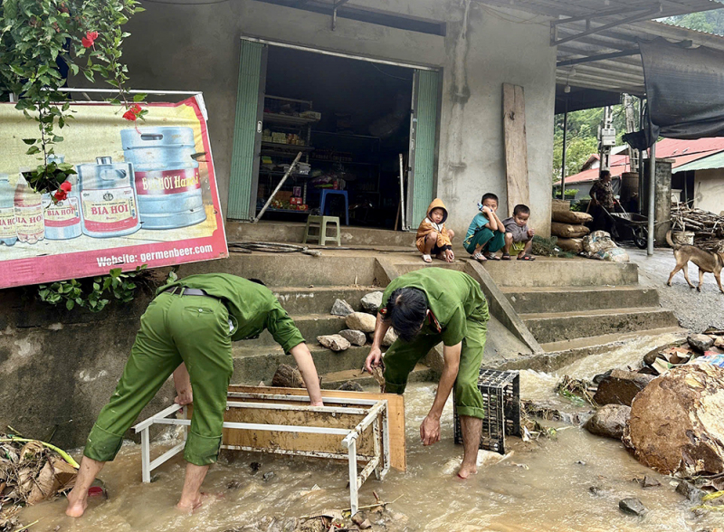 Công an xã tiếp cận và hỗ trợ người dân bị cô lập do bão số 5 -0
