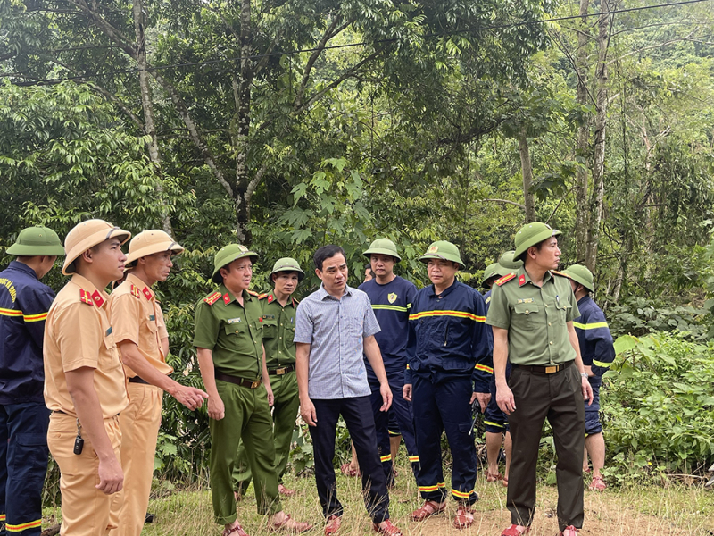 CSGT cắm chốt, phân luồng tại nhiều điểm sạt lở trên Quốc lộ 47 -0