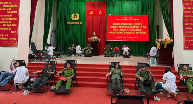 600 CBCS Công an tỉnh Khánh Hòa tham gia chiến dịch “Mỗi giọt máu hồng – Một tấm lòng” -0