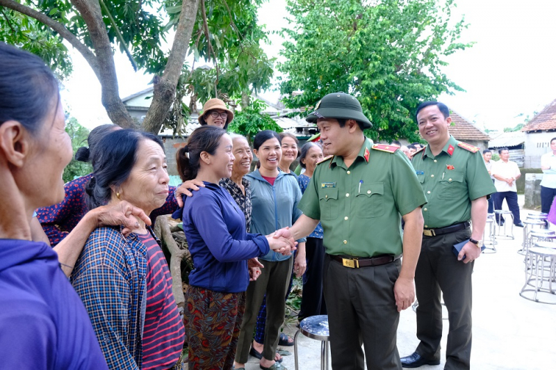 thăm hỏi động viên người dân xã gia hanh.jpg -0