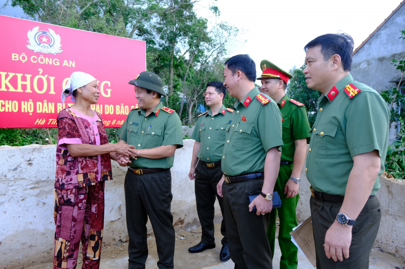thiếu tướng nguyễn hồng nguyên động viên chia sẽ vất vả khó khăn với bà nguyễn thị lộc.jpg -0