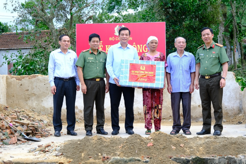 trao quà bộ trưởng bộ công an cho bà lộc.jpg -0