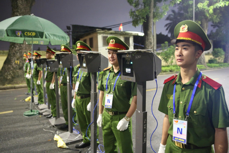 Công an TP Hà Nội xuyên đêm triển khai hệ thống quét Căn cước phục vụ Lễ tổng duyệt -0