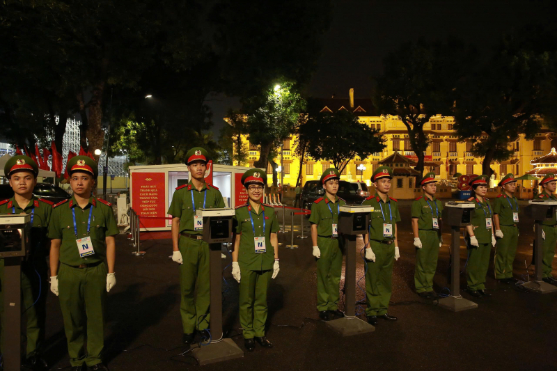Công an TP Hà Nội xuyên đêm triển khai hệ thống quét Căn cước phục vụ Lễ tổng duyệt -0
