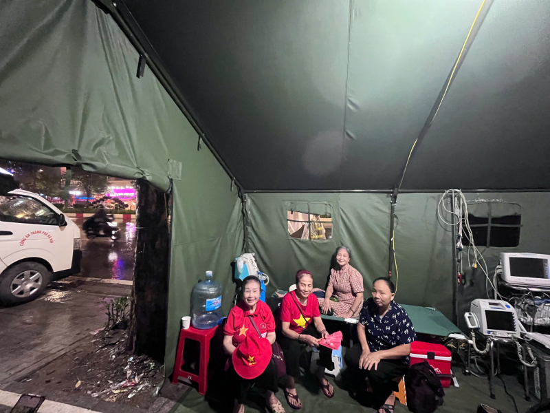 Đi xem diễu binh gặp mưa tụt huyết áp phải vào lều y tế sơ cứu -0