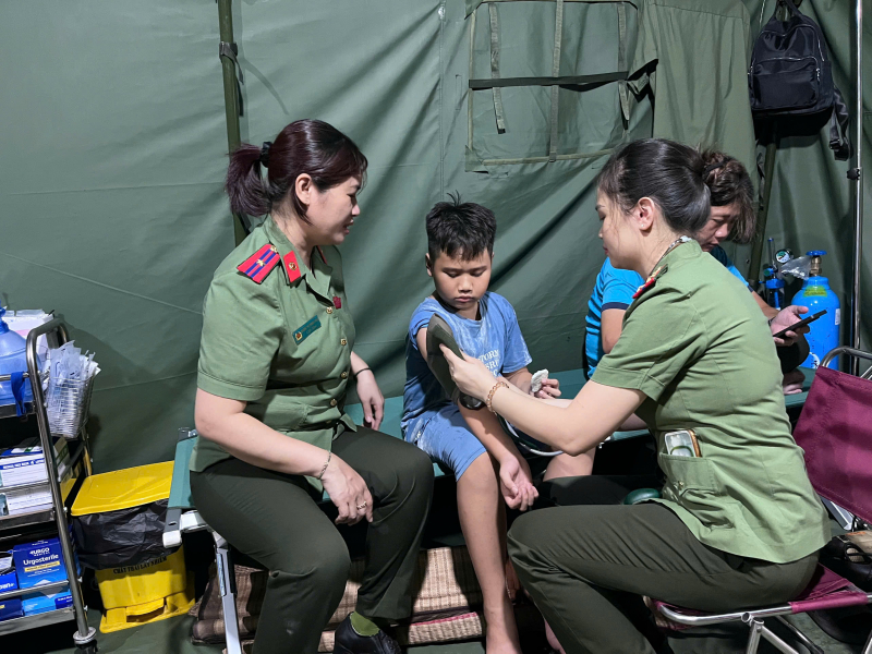 Đi xem diễu binh gặp mưa tụt huyết áp phải vào lều y tế sơ cứu -0