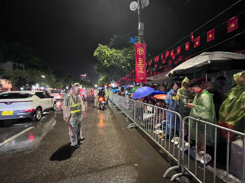 Đi xem diễu binh gặp mưa tụt huyết áp phải vào lều y tế sơ cứu -0