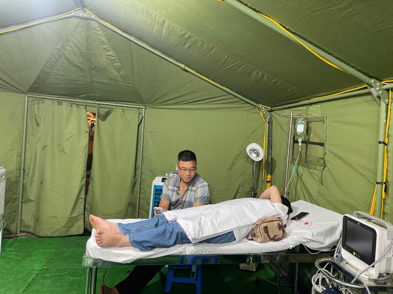 Đi xem diễu binh gặp mưa tụt huyết áp phải vào lều y tế sơ cứu -0