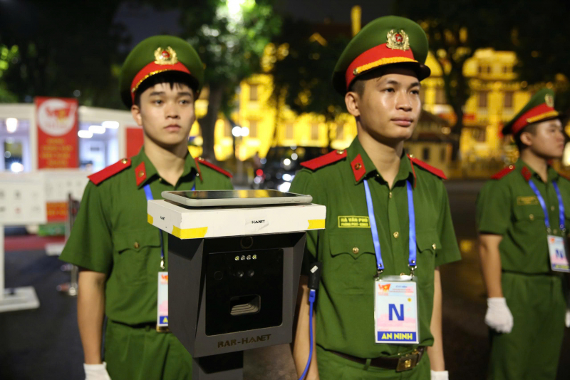 Công an TP Hà Nội xuyên đêm triển khai hệ thống quét Căn cước phục vụ Lễ tổng duyệt -1