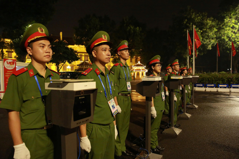 Công an TP Hà Nội xuyên đêm triển khai hệ thống quét Căn cước phục vụ Lễ tổng duyệt -2