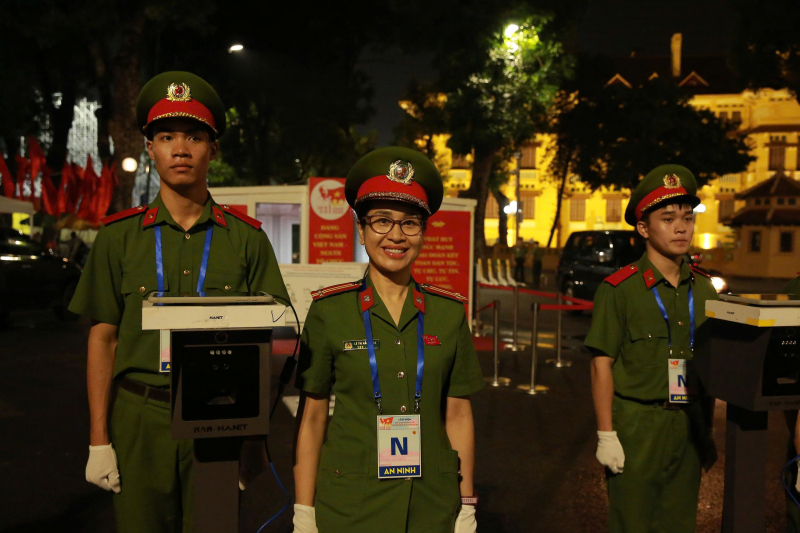 Công an TP Hà Nội xuyên đêm triển khai hệ thống quét Căn cước phục vụ Lễ tổng duyệt -1